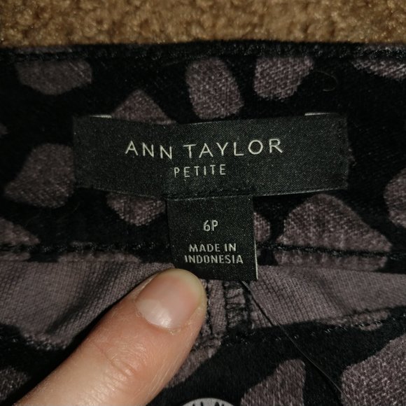 Ann Taylor: The Kick Crop High Rise Black & Grey Leopard Print Pants - Size 6P - Picture 7 of 10